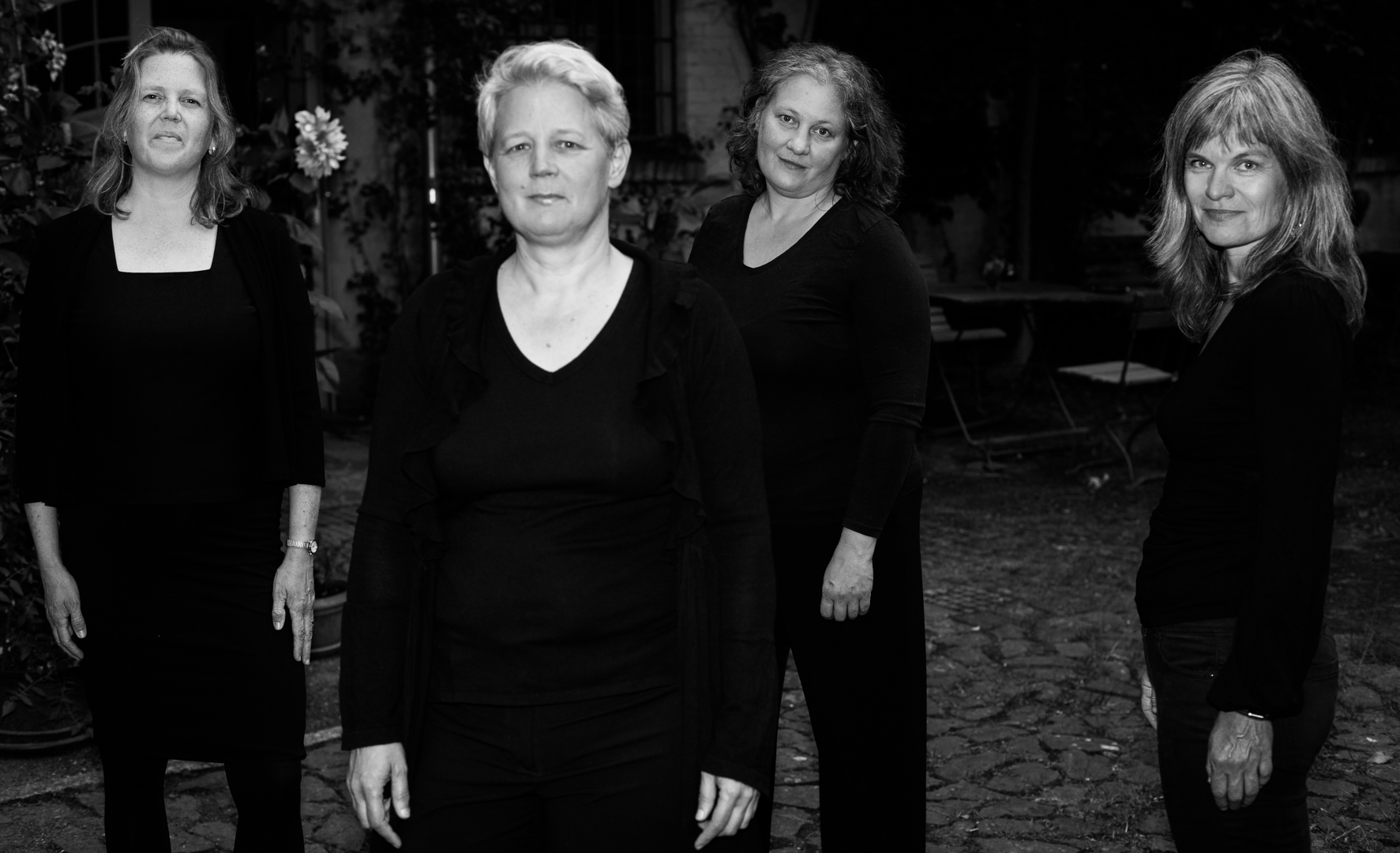 Bild vom Ensemble in Schwarz/Weiß